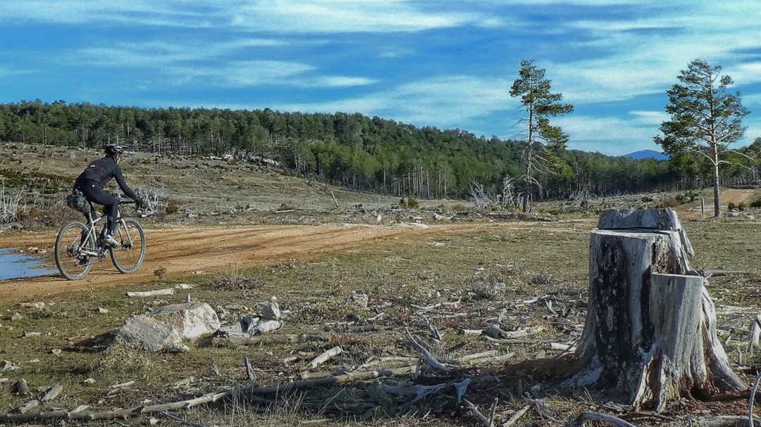 Ruta en bici con alforjas por las montañas vacías de Cuenca y Teruel