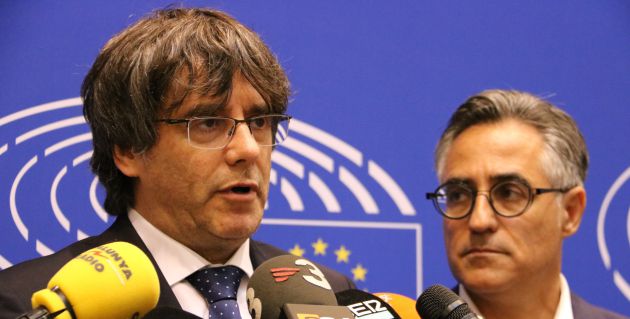 Carles Puigdemont durant una atenció als mitjans a l'Eurocambra Carles Puigdemont durant una atenció als mitjans a l'Eurocambra