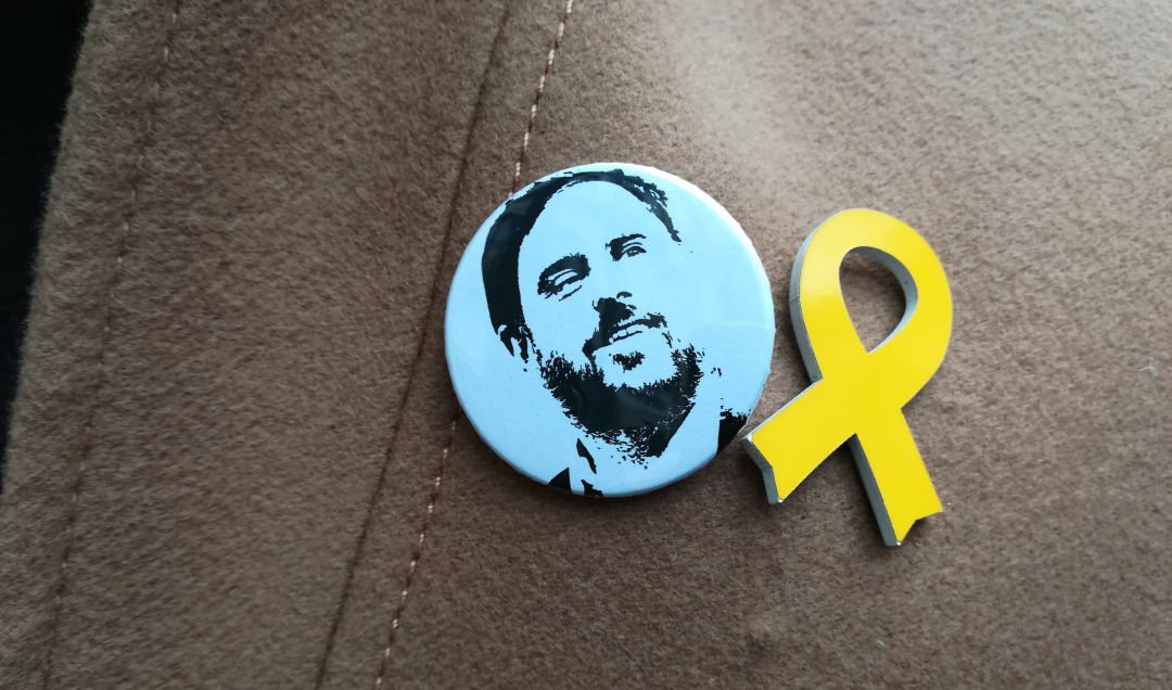 Chapa con la cara de Junqueras en el abrigo de Gabriel Rufián Chapa con la cara de Junqueras en el abrigo de Gabriel Rufián