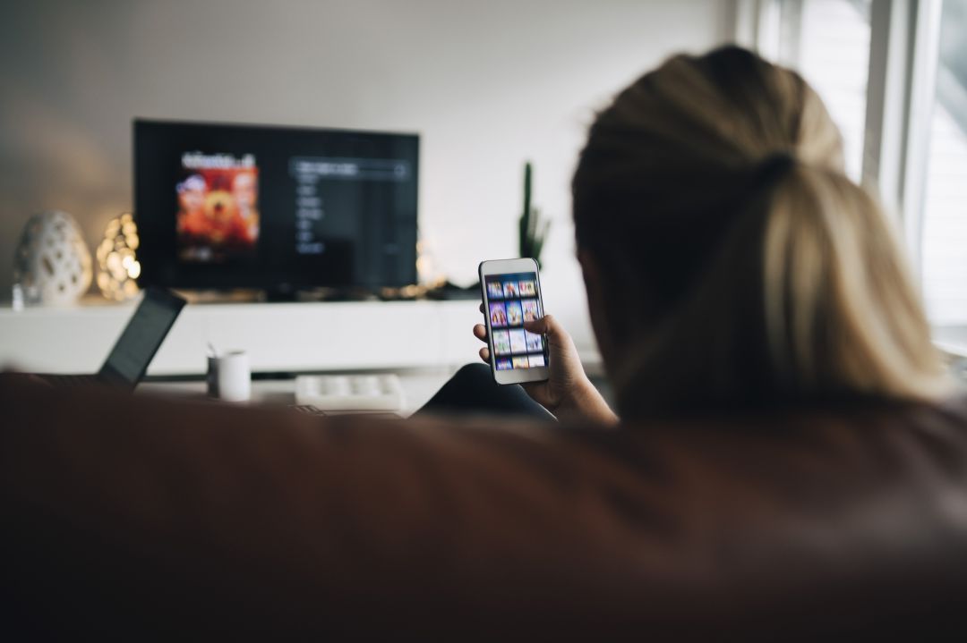 Una joven 'lanza' series a la televisión desde su smartphone Una joven 'lanza' series a la televisión desde su smartphone