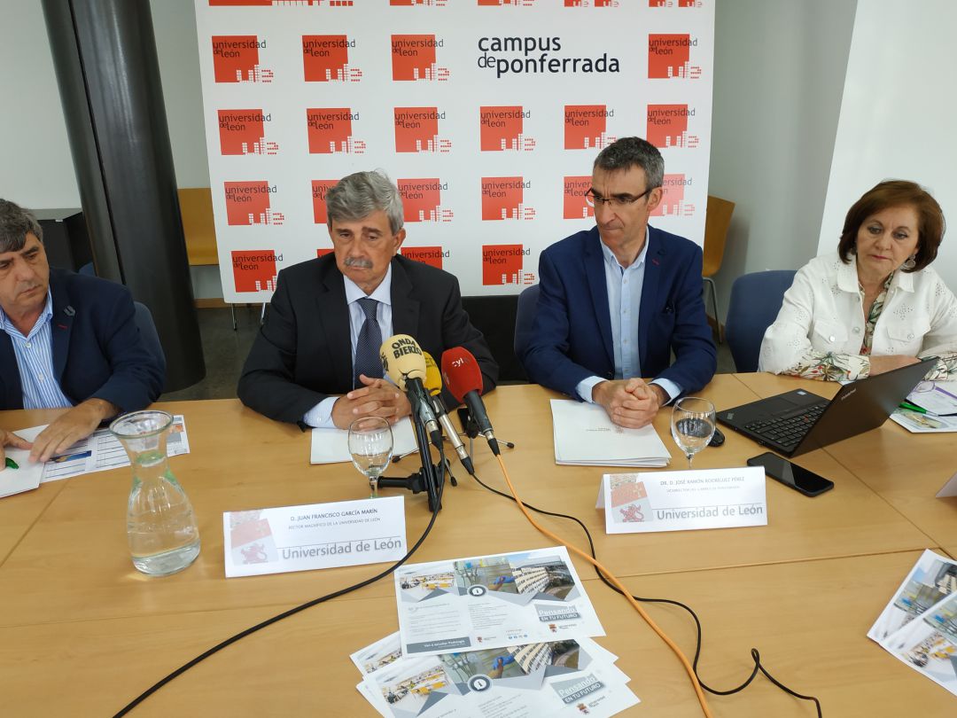 El rector, acompañado de los vicerrectores El rector, acompañado de los vicerrectores