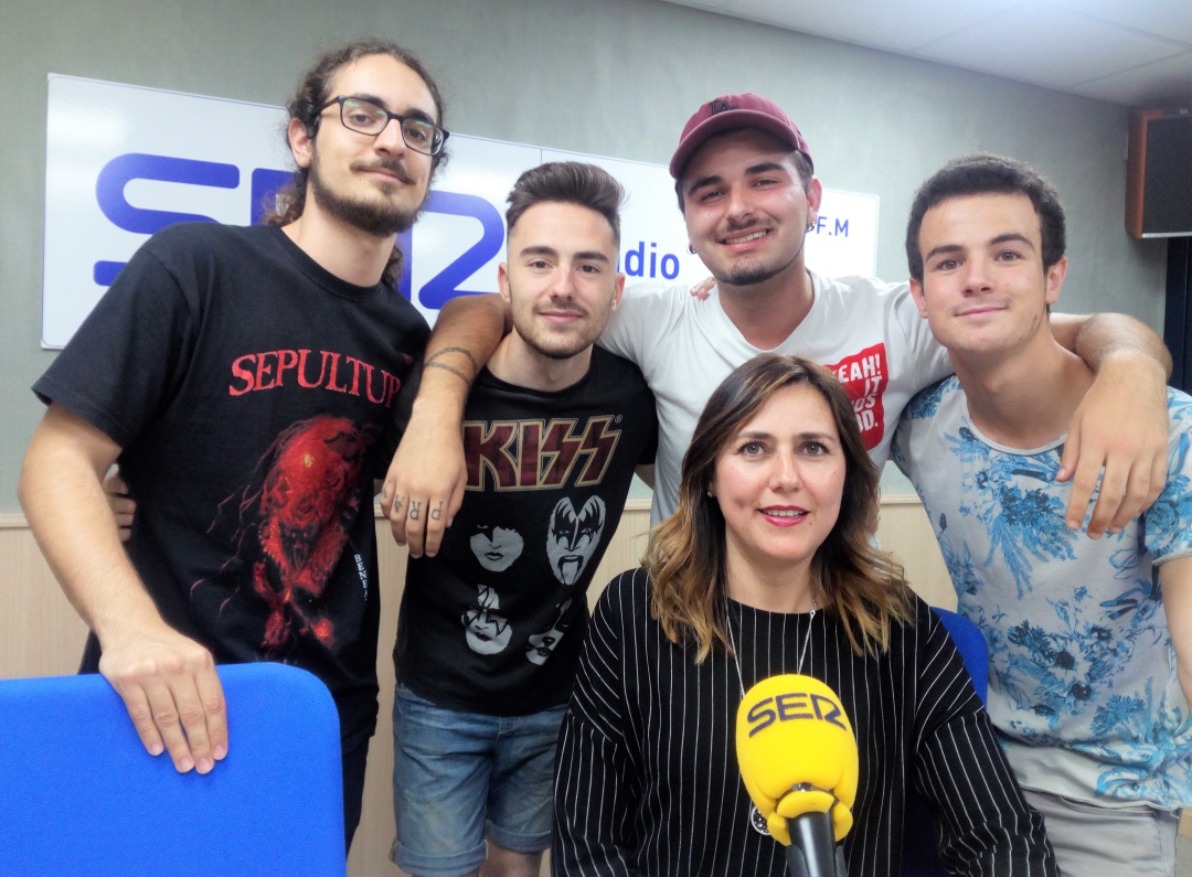 Javi, Borja, Andrés y Óscar, junto a la profesora de música Mª Luz Vañó, en el estudio de Radio Elda SER. Javi, Borja, Andrés y Óscar, junto a la profesora de música Mª Luz Vañó, en el estudio de Radio Elda SER.