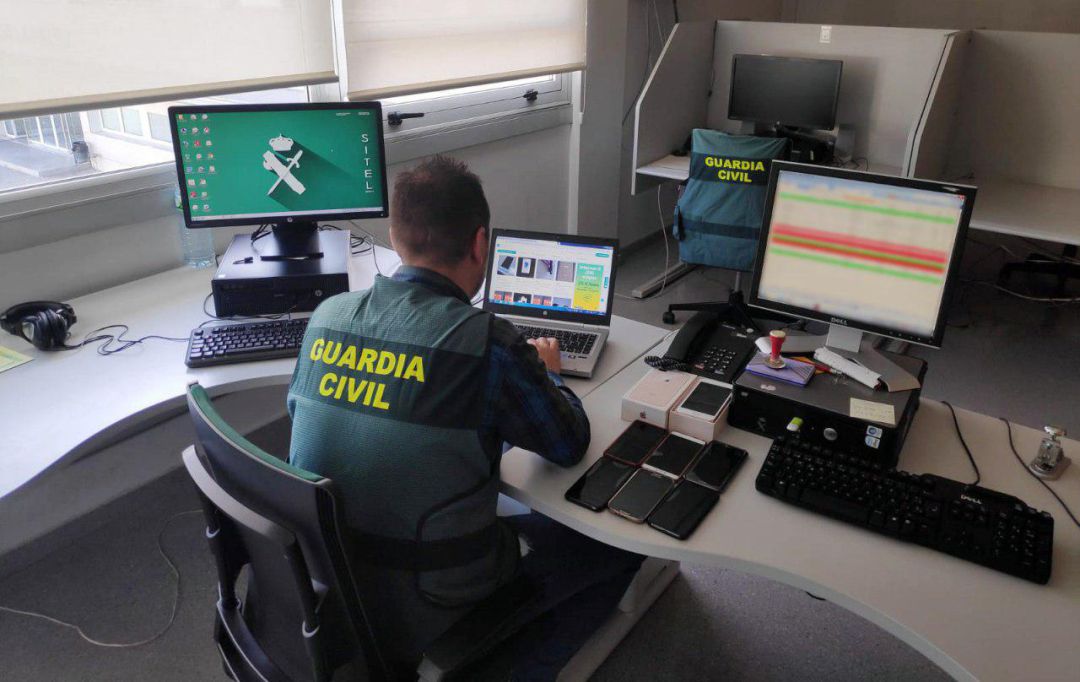 Engañaban a vendedores de teléfonos para que se los enviaran sin pagarles Engañaban a vendedores de teléfonos para que se los enviaran sin pagarles