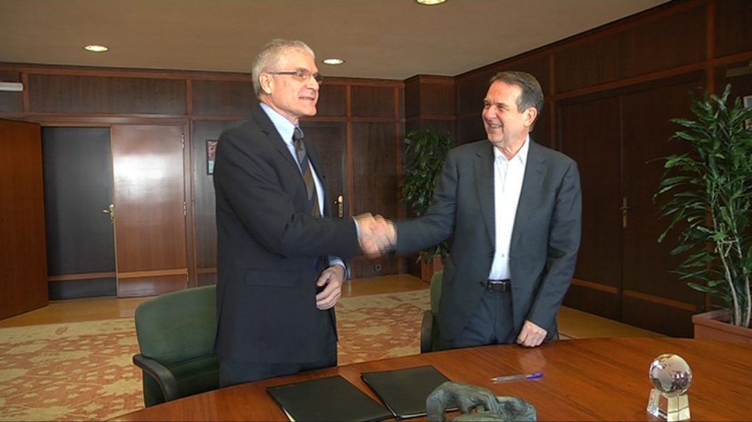 El presidente de Renfe, Isaías Táboas (izq) estrecha la mano del alcalde de Vigo en funciones, Abel Cabalero (dcha) El presidente de Renfe, Isaías Táboas (izq) estrecha la mano del alcalde de Vigo en funciones, Abel Cabalero (dcha)