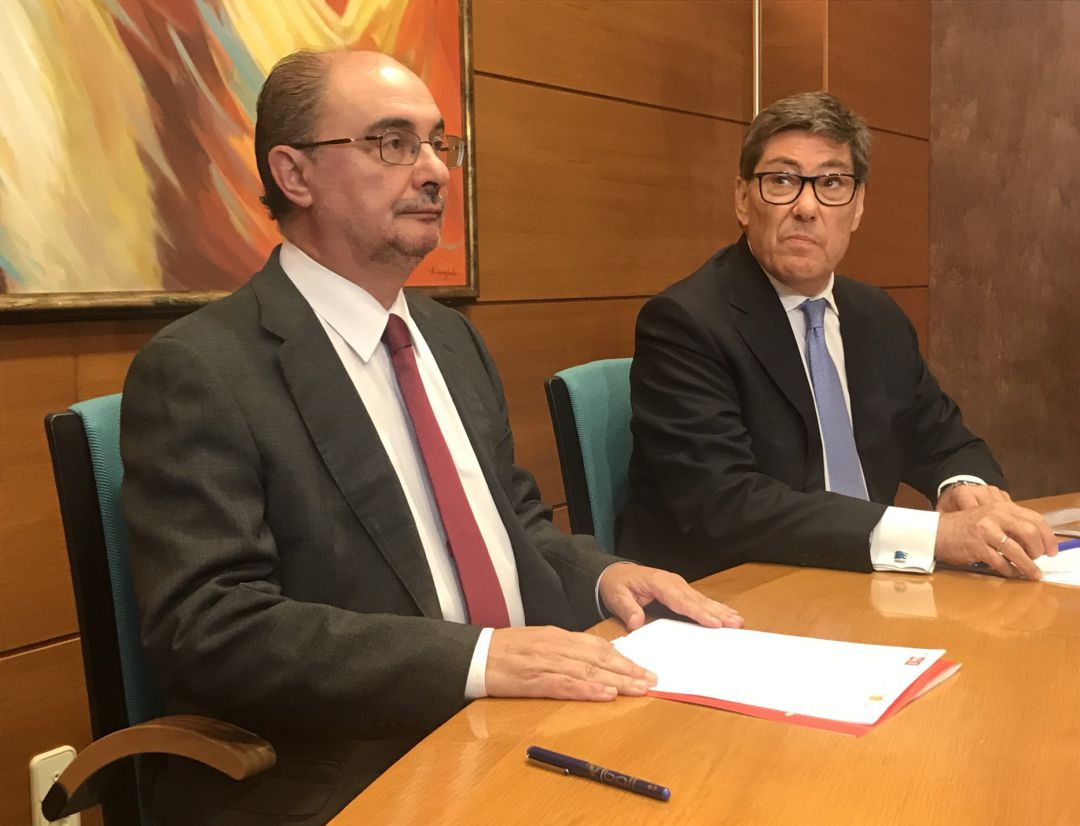 PSOE y PAR firman las bases programática en Aragón con el "compromiso" de Ábalos de impulsar una agenda aragonesa. Javier Lambán (PSOE) y Arturo Aliaga (PAR) firman un acuerdo de las bases programáticas PSOE y PAR firman las bases programática en Aragón con el "compromiso" de Ábalos de impulsar una agenda aragonesa. Javier Lambán (PSOE) y Arturo Aliaga (PAR) firman un acuerdo de las bases programáticas