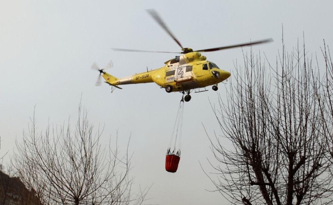 Imagen de archivo de un helicóptero en un operativo antiincendios Imagen de archivo de un helicóptero en un operativo antiincendios
