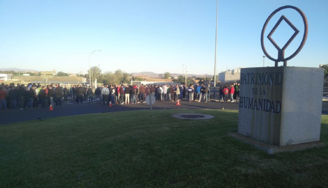 Los trabajadores concentrados a las puertas de la factoría Los trabajadores concentrados a las puertas de la factoría