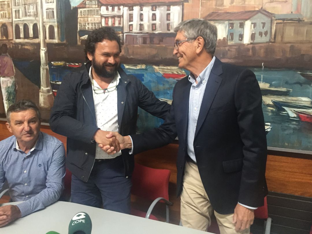 Jesús Gutiérrez y Ángel Díaz Munío sellan el acuerdo de investidura. Jesús Gutiérrez y Ángel Díaz Munío sellan el acuerdo de investidura.