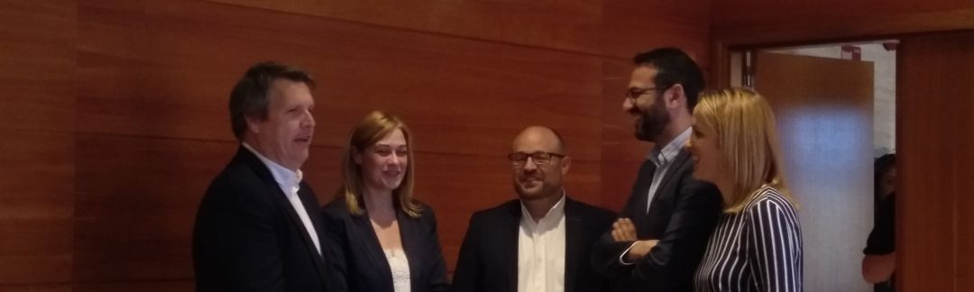 PSOE y Ciudadanos sellan un "acuerdo histórico" en Castilla-La Mancha "que los electores van a entender" PSOE y Ciudadanos sellan un "acuerdo histórico" en Castilla-La Mancha "que los electores van a entender"