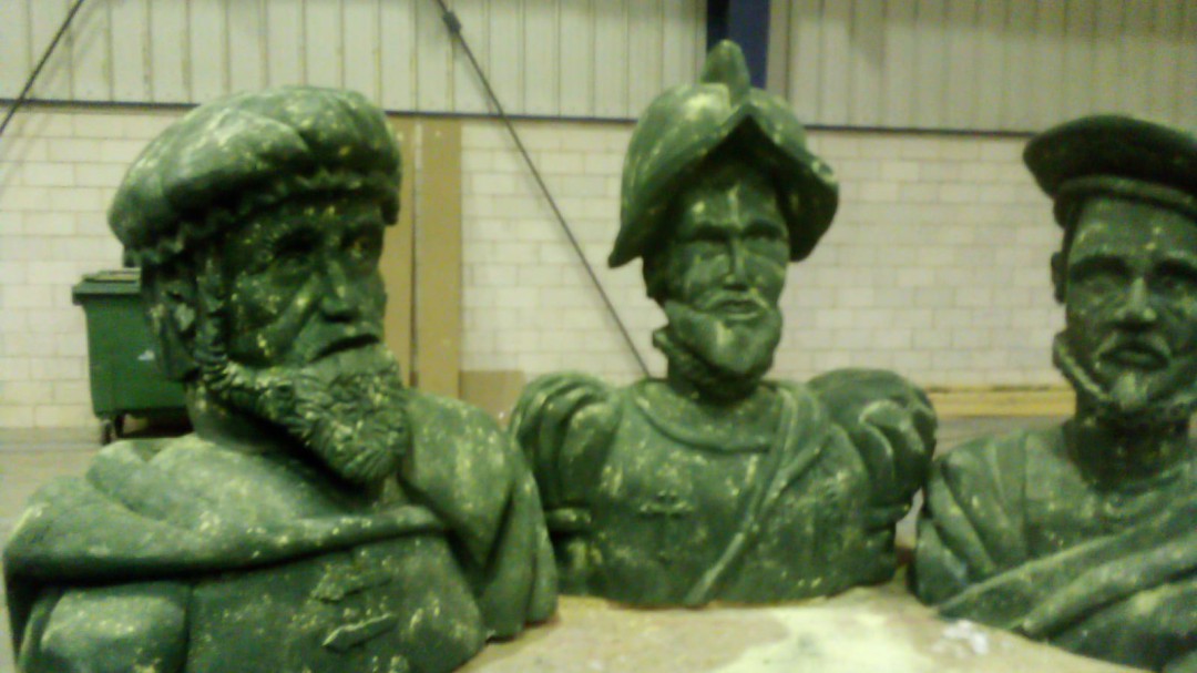 La hoguera de San Juan homenajea a Hernán Cortés