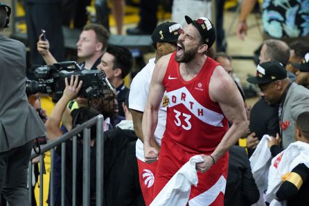 Marc Gasol festeja el título de campeón de la NBA Marc Gasol festeja el título de campeón de la NBA