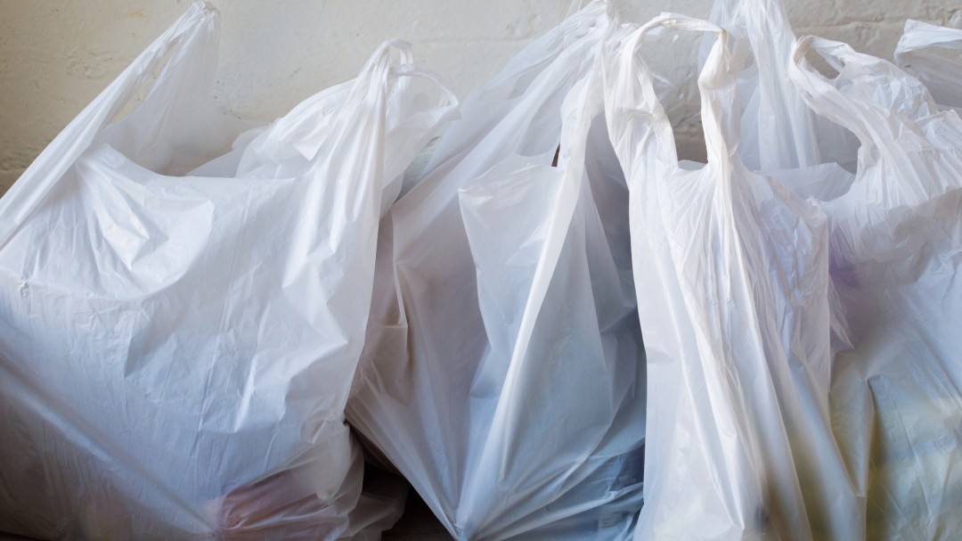 "El extraño imperio de películas porno": la curiosa iniciativa para acabar con las bolsas de plástico