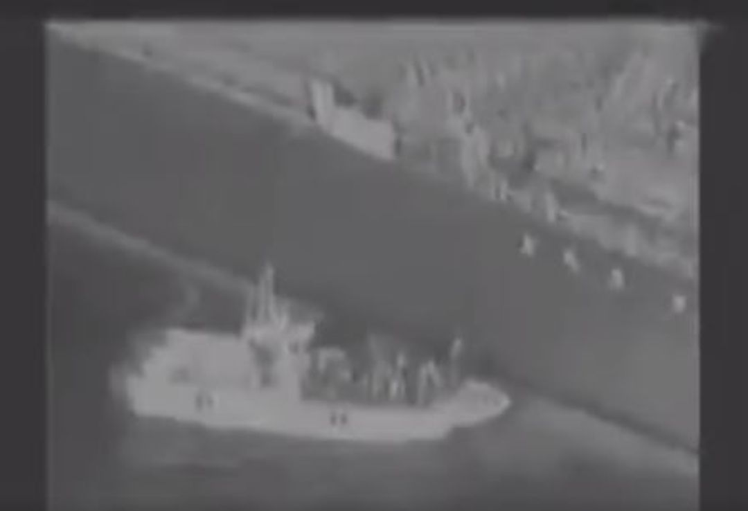 La grabación difundida por el CENTCOM donde se ve supuestamente una embarcación de la Guardia Revolucionaria iranía acercándose a uno de los dos petroleros saboteados. La grabación difundida por el CENTCOM donde se ve supuestamente una embarcación de la Guardia Revolucionaria iranía acercándose a uno de los dos petroleros saboteados.