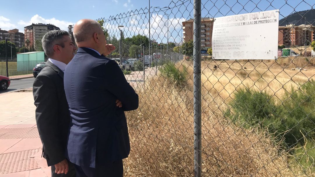 De izquierda a derecha, el delegado de Educación, Antonio Sutil y el consejero de Educación, Javier Imbroda, visitan los terrenos donde se ubicará el conservatorio. De izquierda a derecha, el delegado de Educación, Antonio Sutil y el consejero de Educación, Javier Imbroda, visitan los terrenos donde se ubicará el conservatorio.