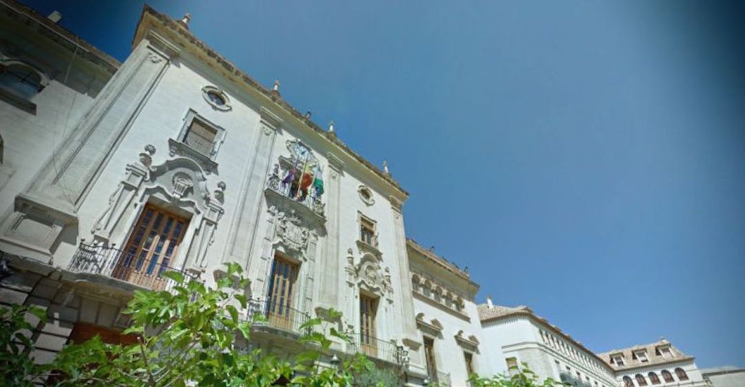 Fachada principal del Ayuntamiento de Jaén. Fachada principal del Ayuntamiento de Jaén.