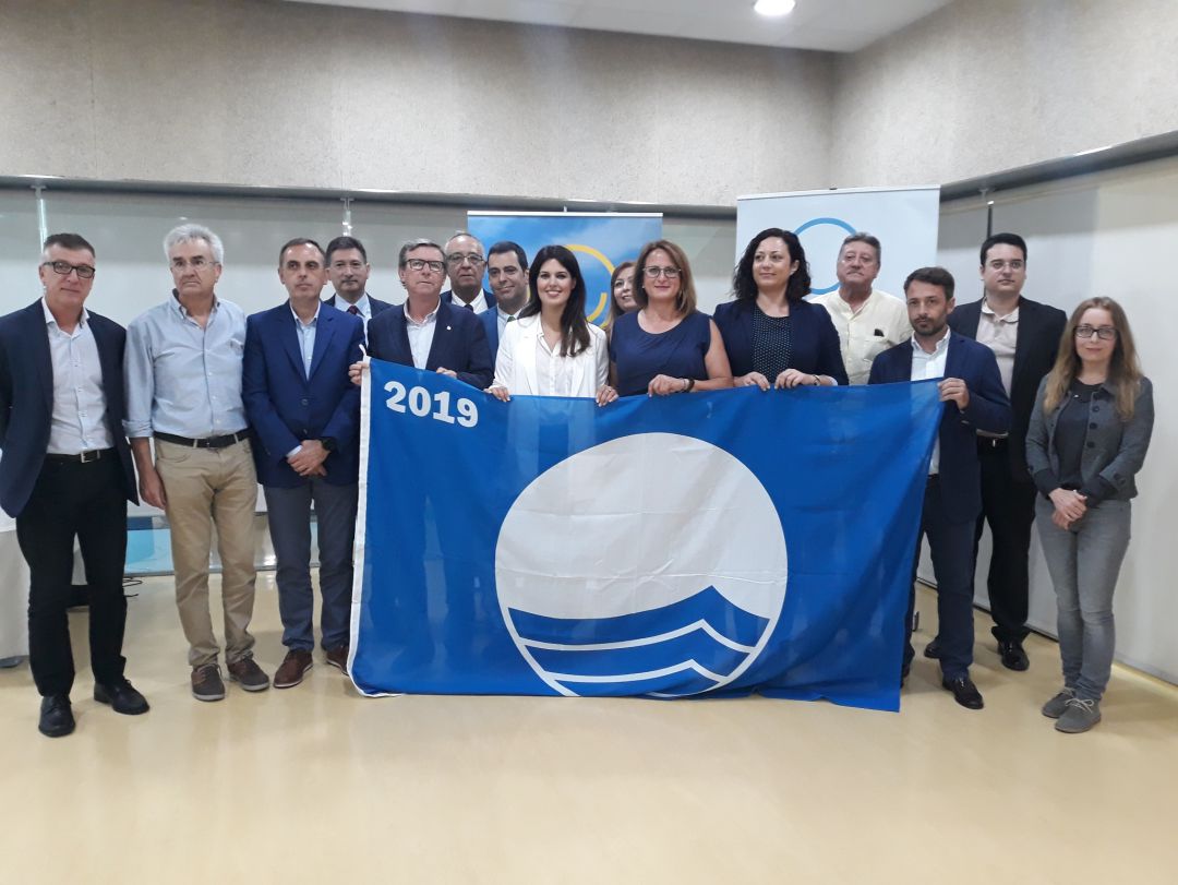31 banderas azules ondearán este verano en las playas y puertos de la Región 31 banderas azules ondearán este verano en las playas y puertos de la Región