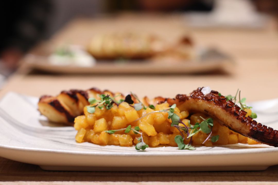 Pulpo a la brasa, tartar de patata y mermelada de aceite de oliva Pulpo a la brasa, tartar de patata y mermelada de aceite de oliva