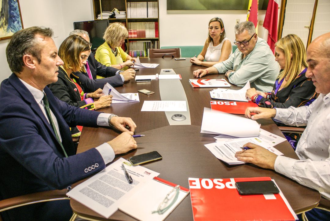 Las comisiones negociadoras del PRC y del PSOE han firmado esta noche el acuerdo de gobierno en el Parlamento regional. Las comisiones negociadoras del PRC y del PSOE han firmado esta noche el acuerdo de gobierno en el Parlamento regional.