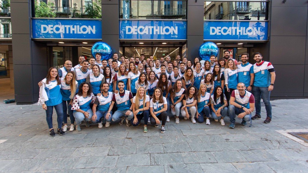 Abierto el primer Decathlon de gran formato en el centro de Sevilla