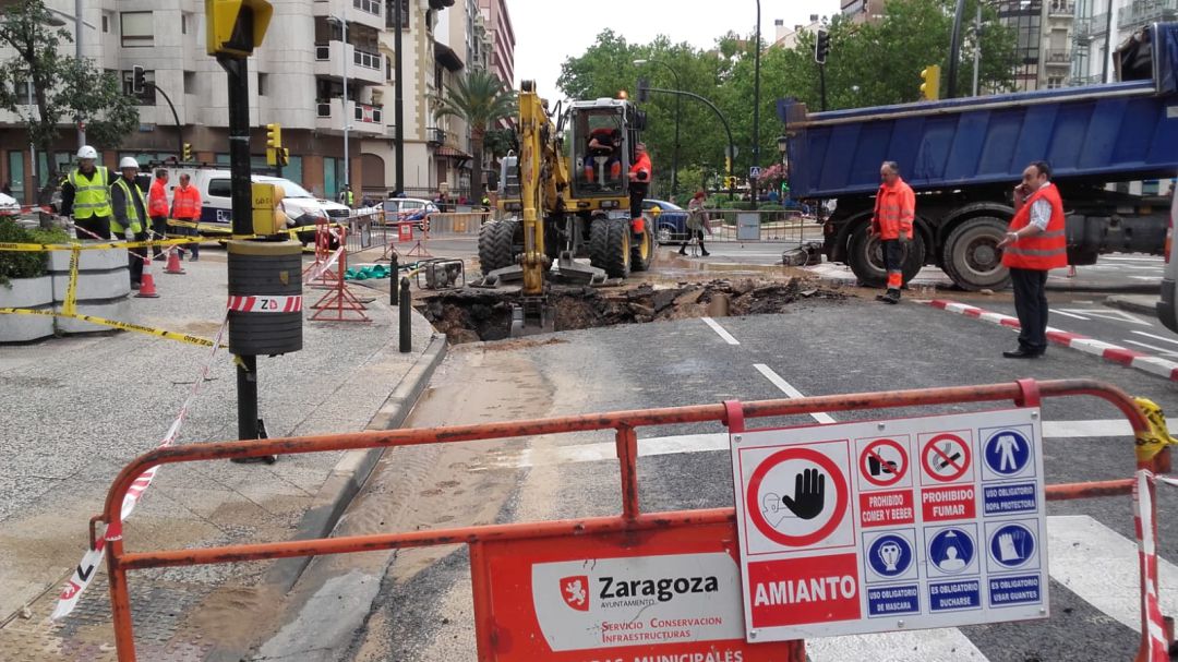 Imagen de los operarios trabajando en la zona del reventón en el cruce entre Paseo Sagasta y avenida Goya. Imagen de los operarios trabajando en la zona del reventón en el cruce entre Paseo Sagasta y avenida Goya.