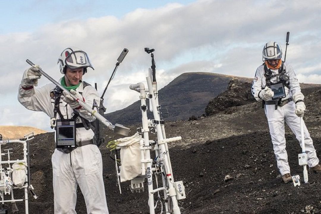 Astronautas de la Agencia Espacial Europea (ESA) realizando ejercicios en Lanzarote. Astronautas de la Agencia Espacial Europea (ESA) realizando ejercicios en Lanzarote.