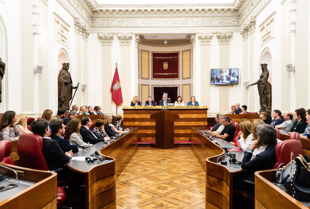 Arranca la legislatura en las Juntas Generales de Álava con reproches a PNV y PSE por dejar a Podemos fuera de la mesa Arranca la legislatura en las Juntas Generales de Álava con reproches a PNV y PSE por dejar a Podemos fuera de la mesa