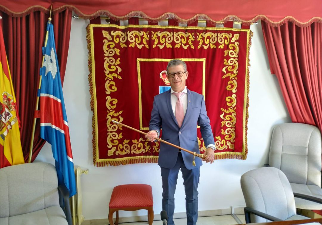 El PSOE inicia un gobierno en minoría que prevé "difícil" y dónde pide "concordia"