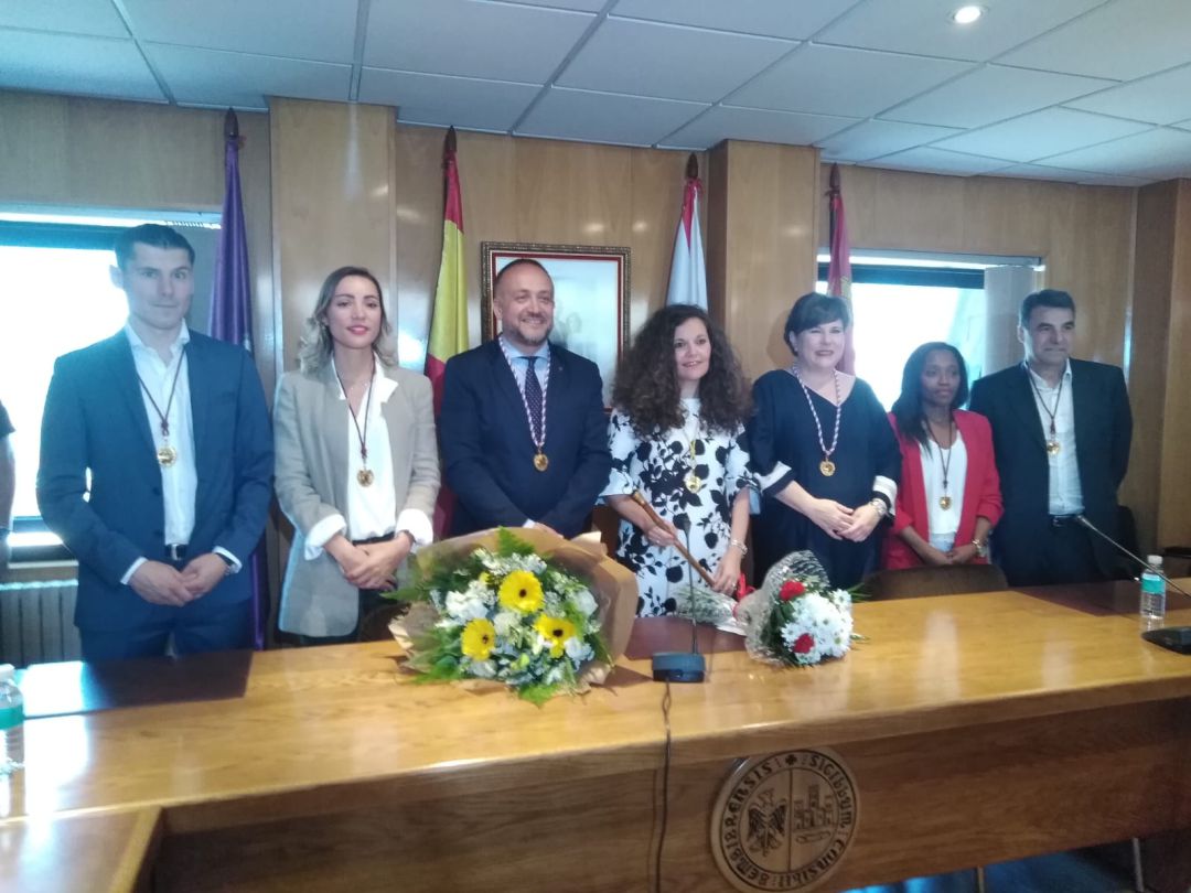 La alcaldesa socialista de Bembibre, Silvia Cao, con su equipo La alcaldesa socialista de Bembibre, Silvia Cao, con su equipo