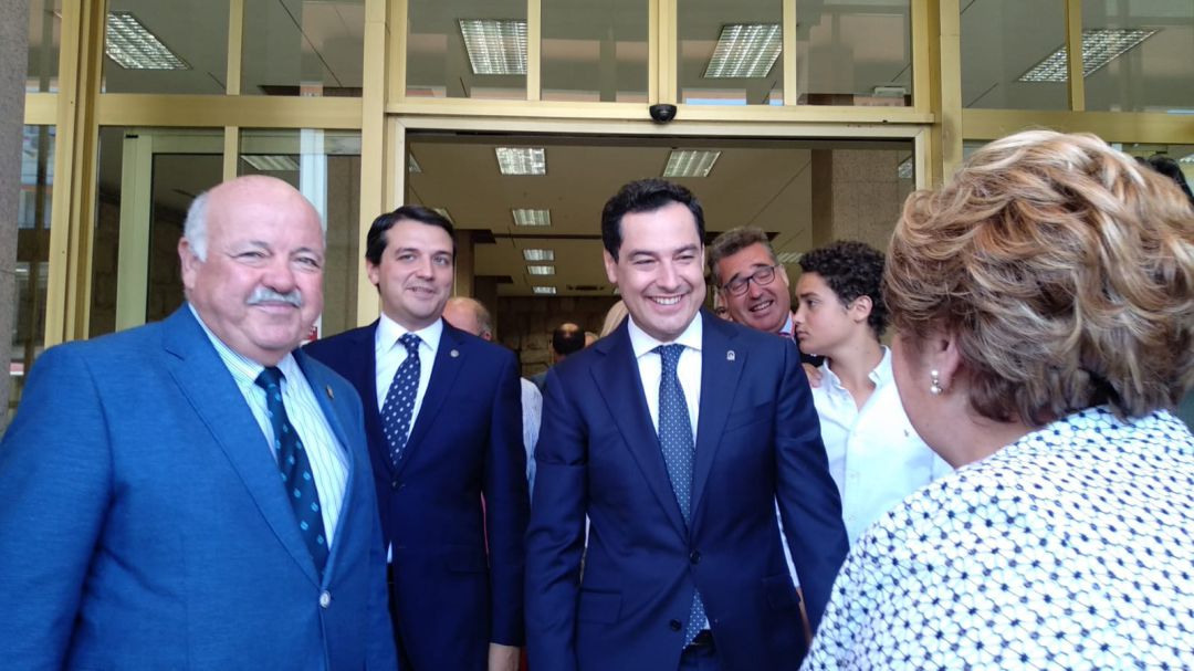 El presidente de la Junta y el consejero de Salud, han asistido al acto de toma de posesión de Bellido como alcalde de Córdoba El presidente de la Junta y el consejero de Salud, han asistido al acto de toma de posesión de Bellido como alcalde de Córdoba