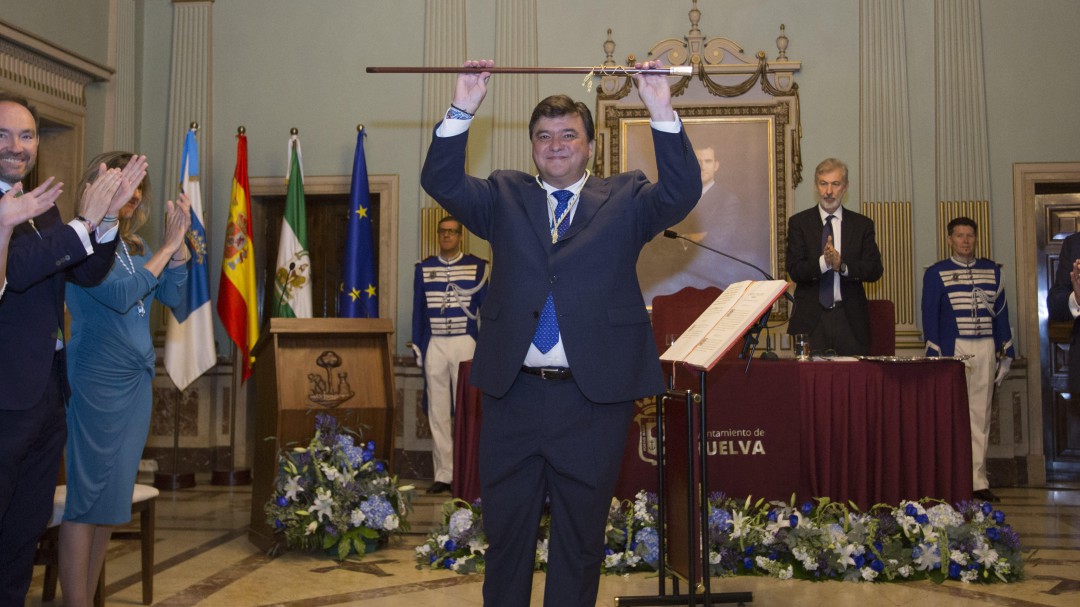 Gabriel Cruz toma posesión de la Alcaldía de Huelva por cuatro años más