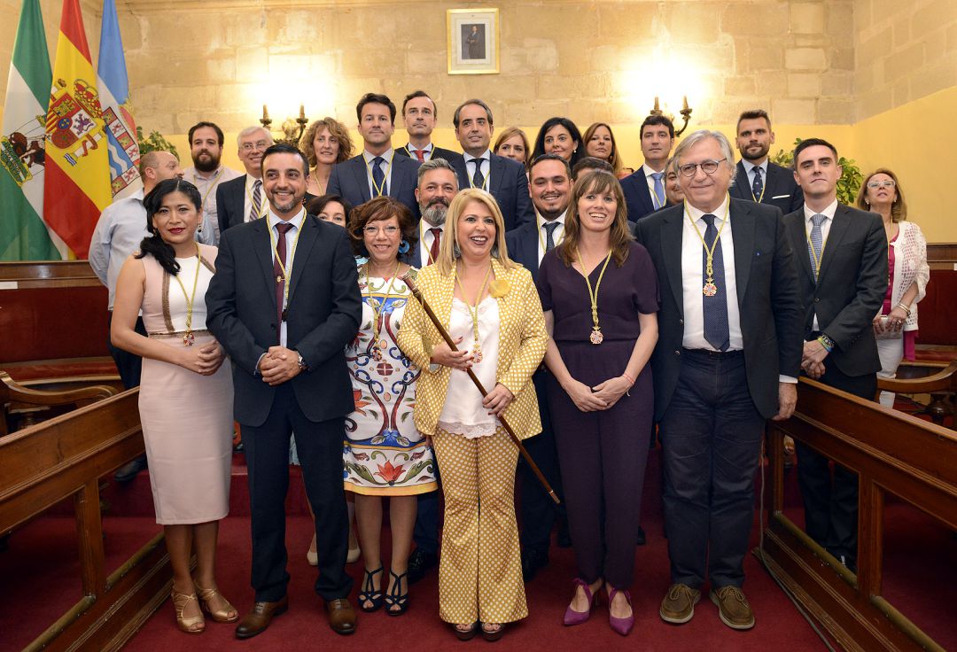 La alcaldesa de Jerez, Mamen Sánchez, junto a la Corporación municipal, tras tomar posesión en el Ayuntamiento La alcaldesa de Jerez, Mamen Sánchez, junto a la Corporación municipal, tras tomar posesión en el Ayuntamiento