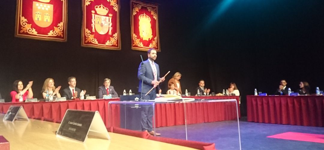 El nuevo alcalde de Valdemoro, Sergio Parra, con su bastón de mando El nuevo alcalde de Valdemoro, Sergio Parra, con su bastón de mando