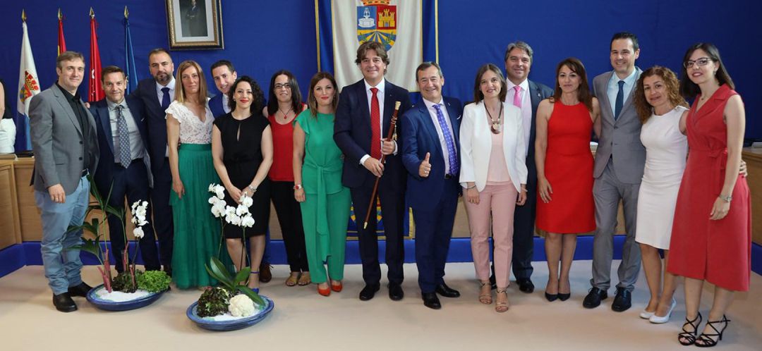 Javier Ayala y su equipo de concejales tras la constitución del Ayuntamiento este sábado. Javier Ayala y su equipo de concejales tras la constitución del Ayuntamiento este sábado.