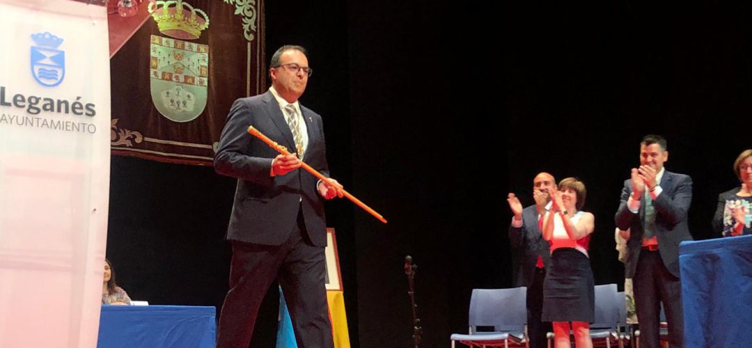 Santiago LLorente en la sesión de investidura como alcalde en el teatro José Monleón de Leganés. Santiago LLorente en la sesión de investidura como alcalde en el teatro José Monleón de Leganés.