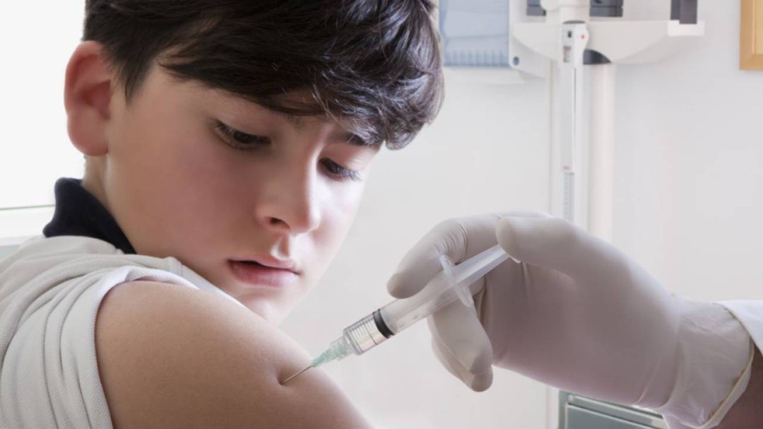 La Xunta no contempla ampliar la vacuna del papiloma más allá de los hombres homosexuales
