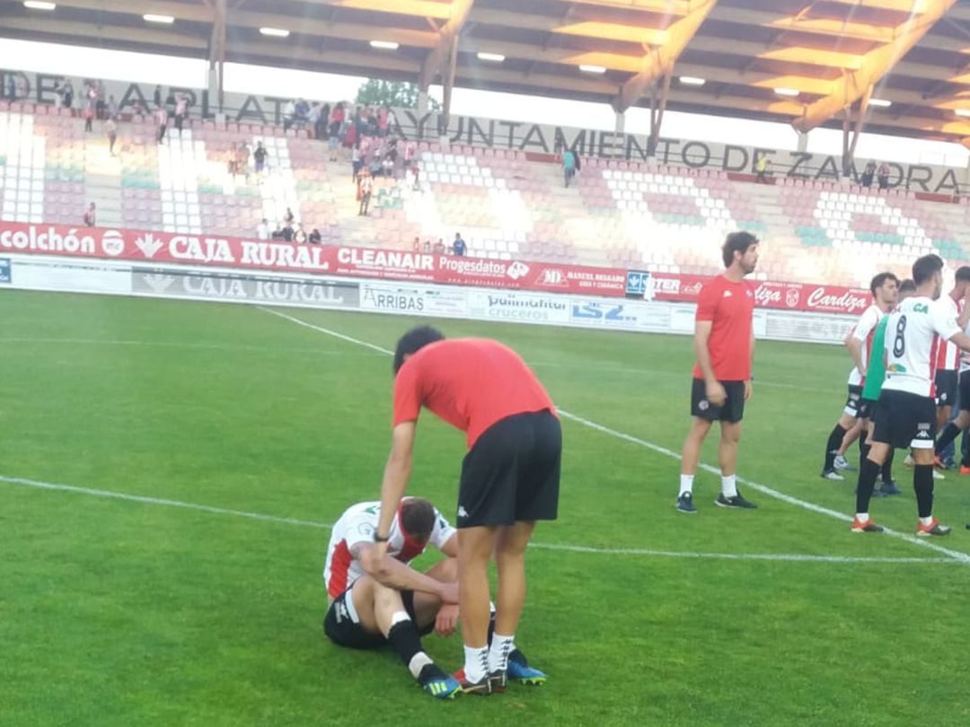 La imagen de la desolación, un jugador del Zamora CF sobre el cesped del Ruta de la Plata La imagen de la desolación, un jugador del Zamora CF sobre el cesped del Ruta de la Plata