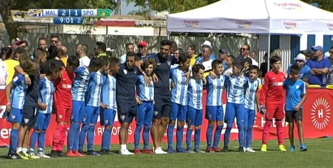 Momento en el que los niños dan la espalda a la grada. Momento en el que los niños dan la espalda a la grada.
