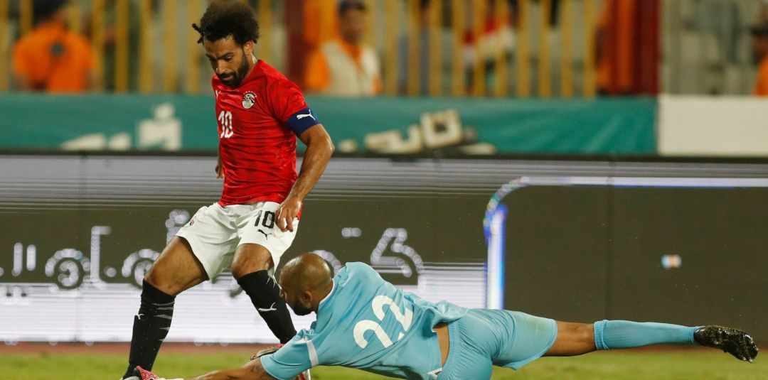 Mohamed Salah trata de marcharse del portero guineano Mohamed Salah trata de marcharse del portero guineano