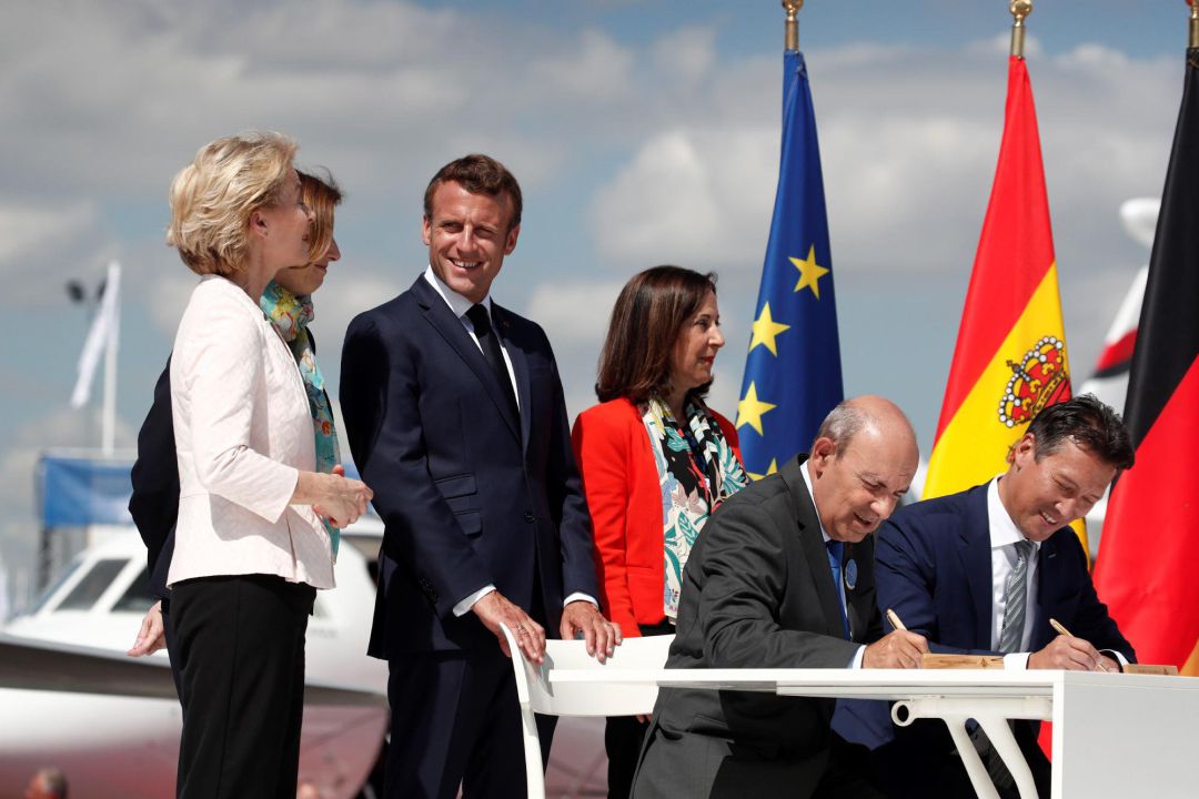 El presidente galo, Emmanuel Macron (3-izq); las ministras de Defensa española, Margarita Robles (3-dcha); gala, Florence Parly (2-izq); y alemana, Ursula von der Leyen (izq), asisten a la ceremonia de firma por parte del presidente y consejero delegado de Dassault Aviation, El presidente galo, Emmanuel Macron (3-izq); las ministras de Defensa española, Margarita Robles (3-dcha); gala, Florence Parly (2-izq); y alemana, Ursula von der Leyen (izq), asisten a la ceremonia de firma por parte del presidente y consejero delegado de Dassault Aviation,