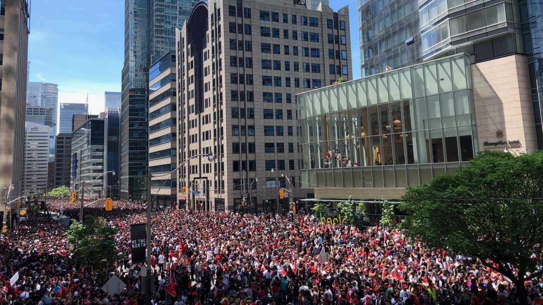 Varias personas heridas en estampidas tras un tiroteo en la celebración del título de los Toronto Raptors