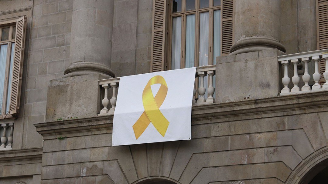 Colau vuelve a colgar el lazo amarillo en el Ayuntamiento de Barcelona