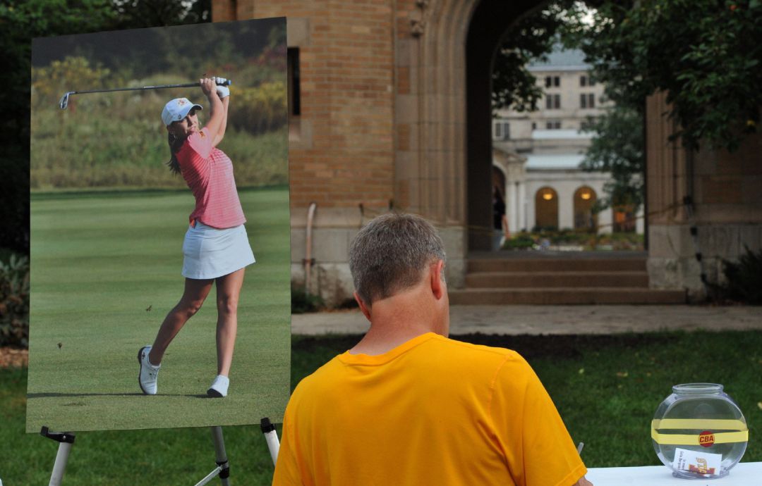 Imagen de la vigilia que se celebró en la Universidad estatal de Iowa tras el asesinato de la joven golfista Celia Barquín. Imagen de la vigilia que se celebró en la Universidad estatal de Iowa tras el asesinato de la joven golfista Celia Barquín.