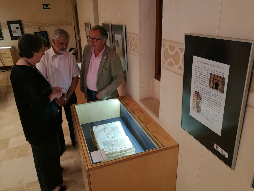 La directora del archivo provincial Pía Sernent junto al comisario de la exposición José Ubaldo Bernardos y Javier López Escobar delegado territorial de la Junta en el patio del archivo donde se muestran los ducumentos de esta importante época para Segovia La directora del archivo provincial Pía Sernent junto al comisario de la exposición José Ubaldo Bernardos y Javier López Escobar delegado territorial de la Junta en el patio del archivo donde se muestran los ducumentos de esta importante época para Segovia