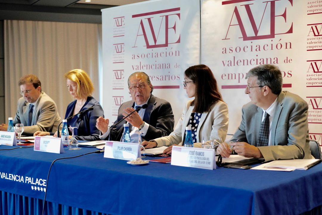 Presentación documento "El compromiso de los empresarios con la educación" de AVE e IVIE Presentación documento "El compromiso de los empresarios con la educación" de AVE e IVIE