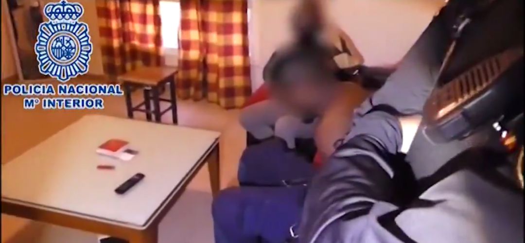 Imágen del registro policial en la casa del grupo de detenidos, donde también traficaban con pequeñas cantidades de estupefacientes. Imágen del registro policial en la casa del grupo de detenidos, donde también traficaban con pequeñas cantidades de estupefacientes.