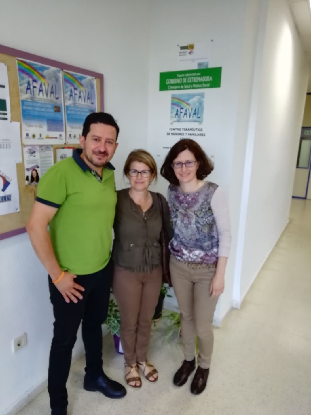 Luis Guerrero (izq.), director de AFAVAL, la psicóloga Marta Galán (dcha.), junto a una madre del centro Luis Guerrero (izq.), director de AFAVAL, la psicóloga Marta Galán (dcha.), junto a una madre del centro