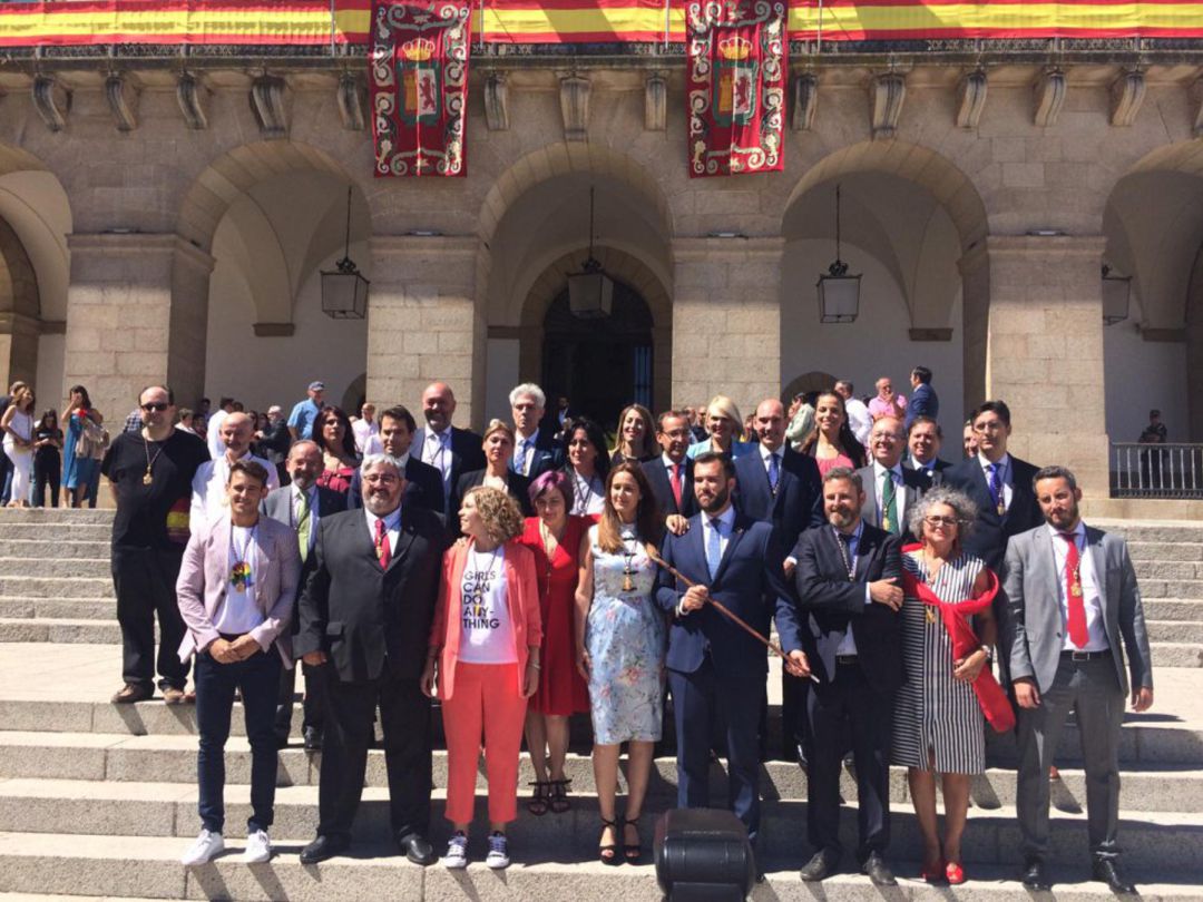 Luis Salya con el bastón de mando y el resto de la corporación municipal Luis Salya con el bastón de mando y el resto de la corporación municipal