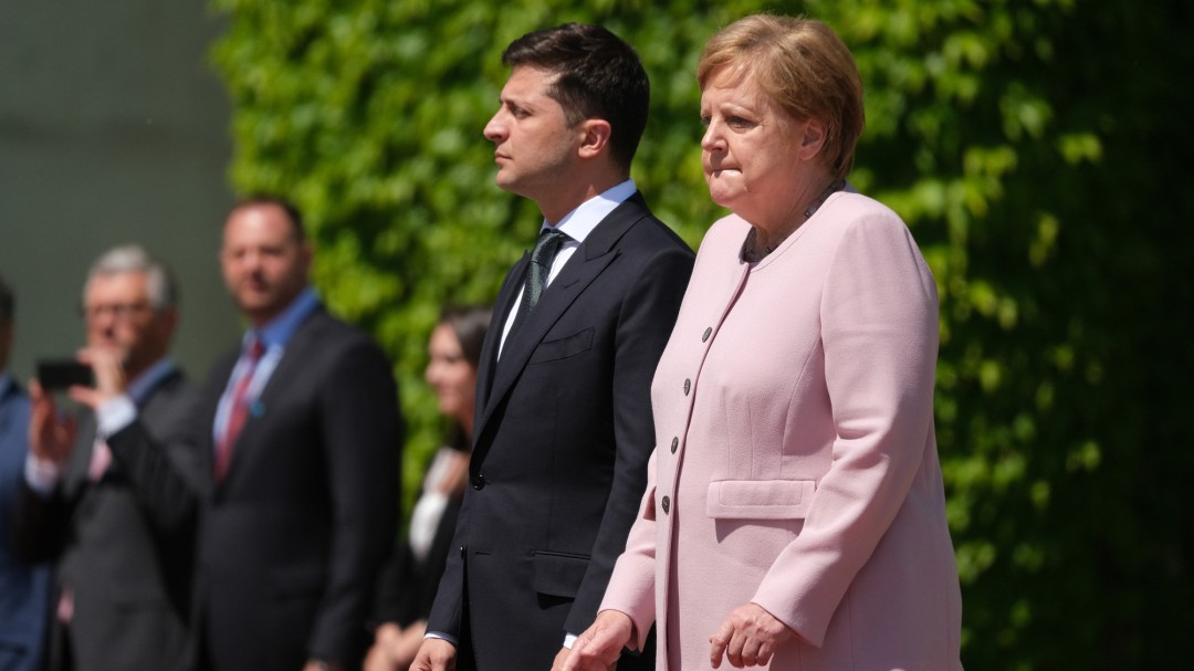 Angela Merkel sufre temblores durante un acto oficial en Berlín