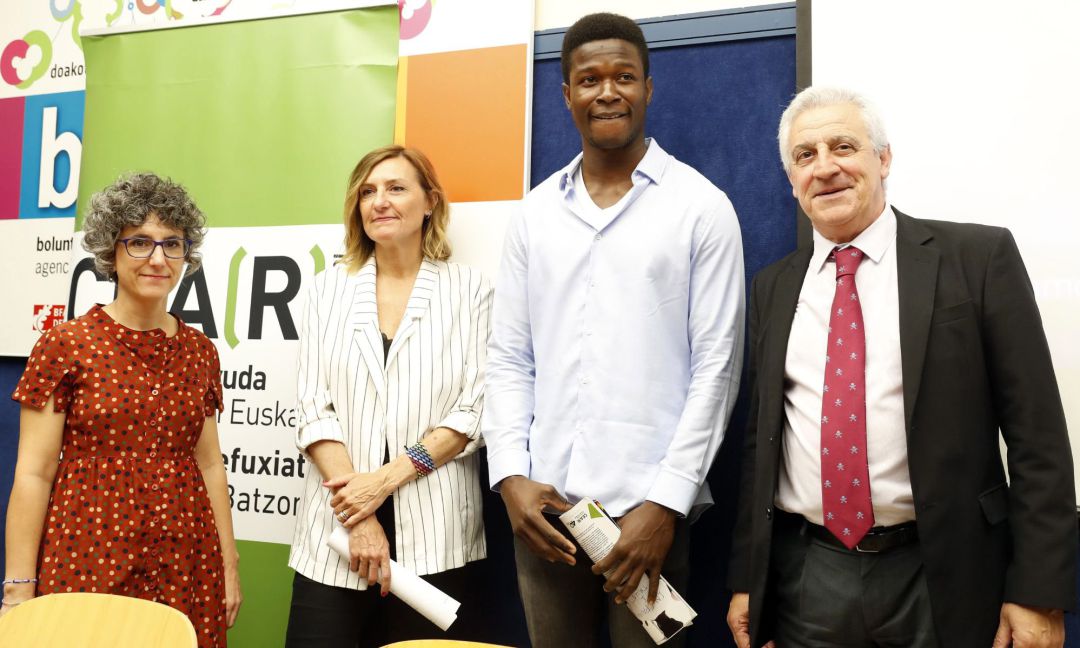 El presidente de CEAR Eskadi, Javier Galparsoro, (d) el nigeriano Reward (2d) Patricia Bárcena, (2i) y Elena Valverde (i) ambas de CEAR Euskadi, este martes, donde la Comisión Española de Ayuda al Refugiado (CEAR) ha presentado el informe anual sobre "Las personas refugiadas en España y Europa", y ha dado los datos de asilo en Euskadi. El presidente de CEAR Eskadi, Javier Galparsoro, (d) el nigeriano Reward (2d) Patricia Bárcena, (2i) y Elena Valverde (i) ambas de CEAR Euskadi, este martes, donde la Comisión Española de Ayuda al Refugiado (CEAR) ha presentado el informe anual sobre "Las personas refugiadas en España y Europa", y ha dado los datos de asilo en Euskadi.