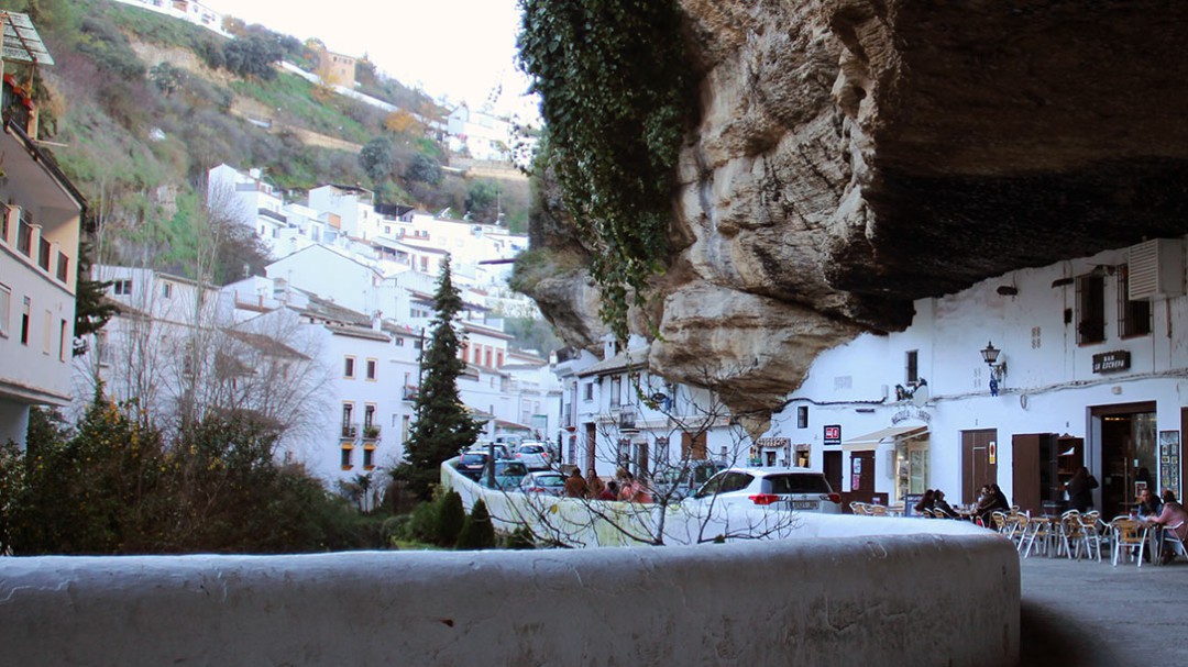 Setenil de las Bodegas, la joya blanca en una curva rocosa